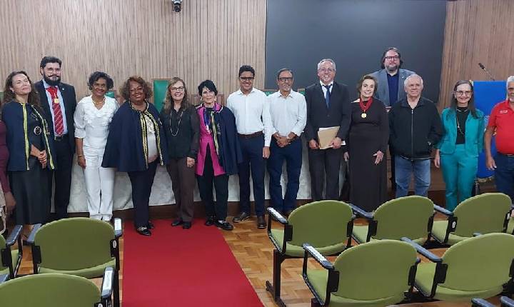 Acadêmicos de Araxá participam de homenagem a Agripa Vasconcelos em Belo Horizonte