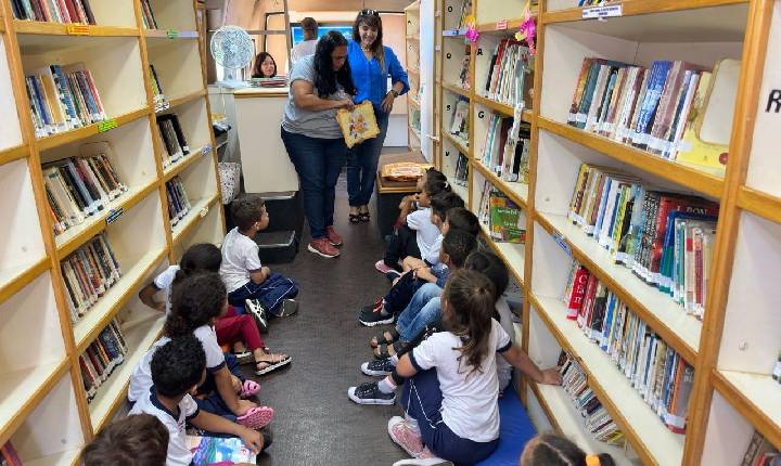 Biblioteca Móvel leva leitura gratuita aos bairros de Araxá e celebra 26 anos