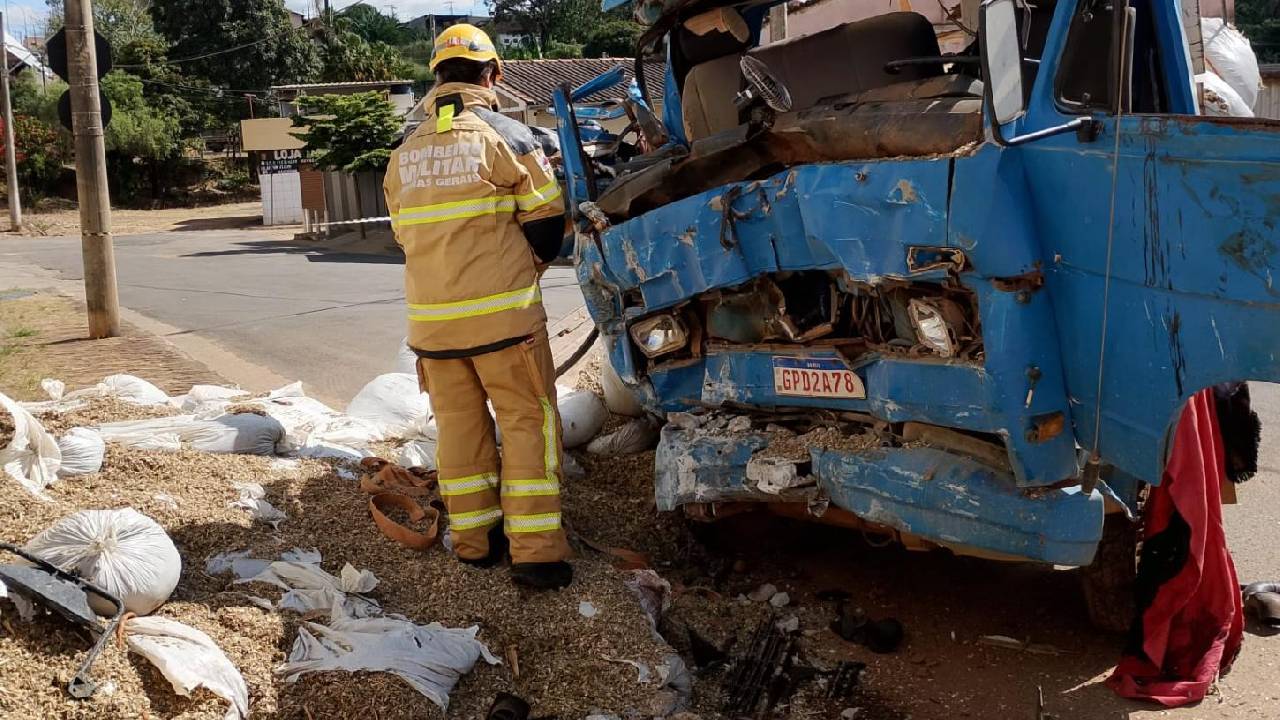 Caminhão perde freios, bate em viaduto e deixa duas vítimas presas às ferragens