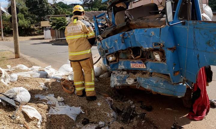 Caminhão perde freios, bate em viaduto e deixa duas vítimas presas às ferragens