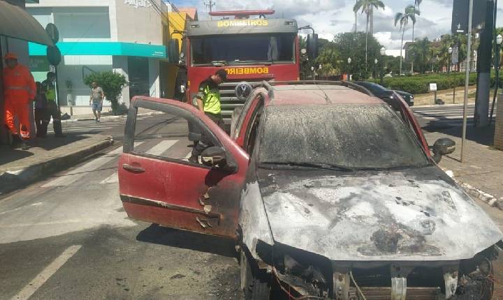 Carro pega fogo e fica destruído após incêndio no centro