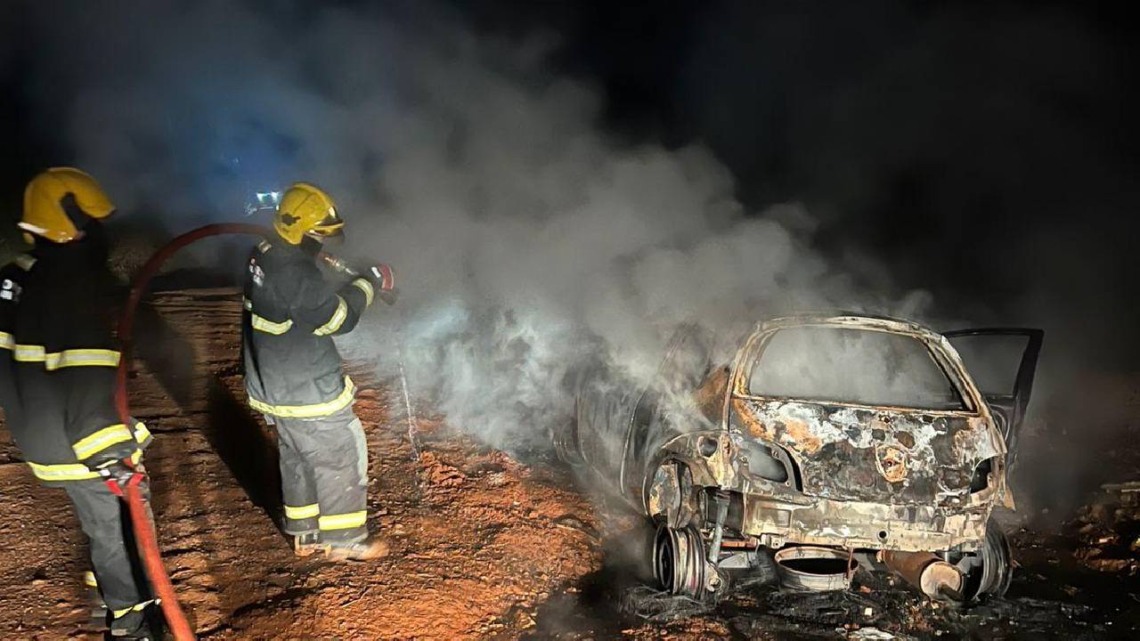 Carro pega fogo no bairro Santo Antônio, motorista não foi localizado