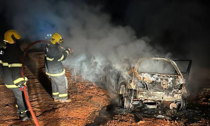 Carro pega fogo no bairro Santo Antônio, motorista não foi localizado