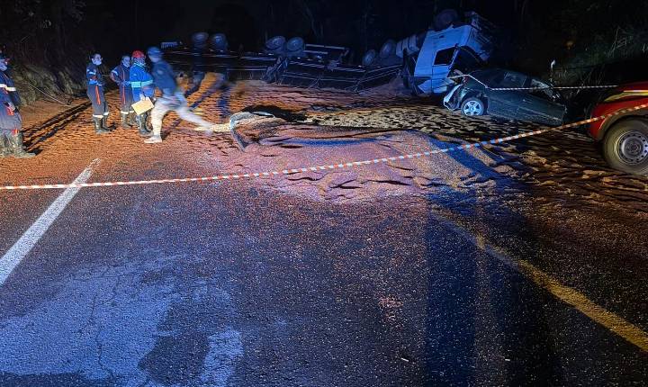Colisão frontal entre carreta e carro deixa três mortos na BR-262