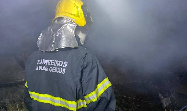 Corpo de Bombeiros de Araxá atende ocorrência de incêndio em residência