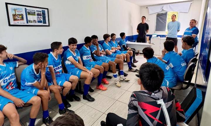 Ex-atletas do Dínamo visitam Projeto Lobinho Transformando Vidas e compartilham experiências no futebol