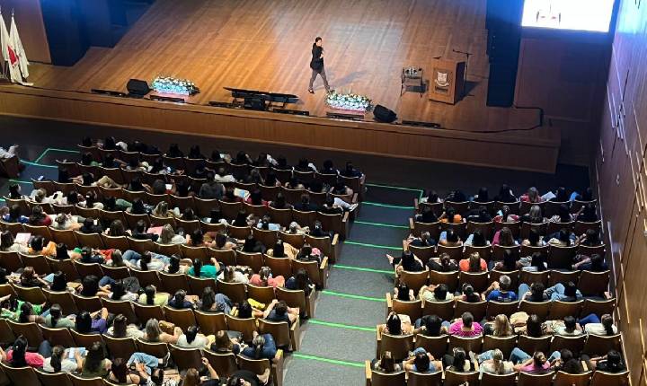 Mais de mil professores da rede municipal participam de palestra com neurocientista sobre aprendizagem