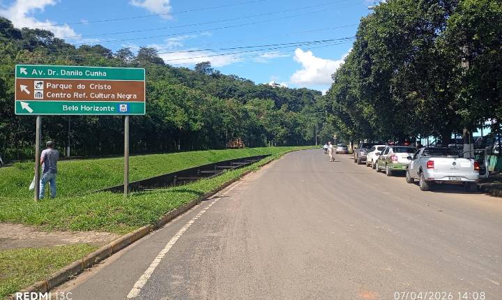 Obra na rede de drenagem altera trânsito na Avenida Dâmaso Drummond