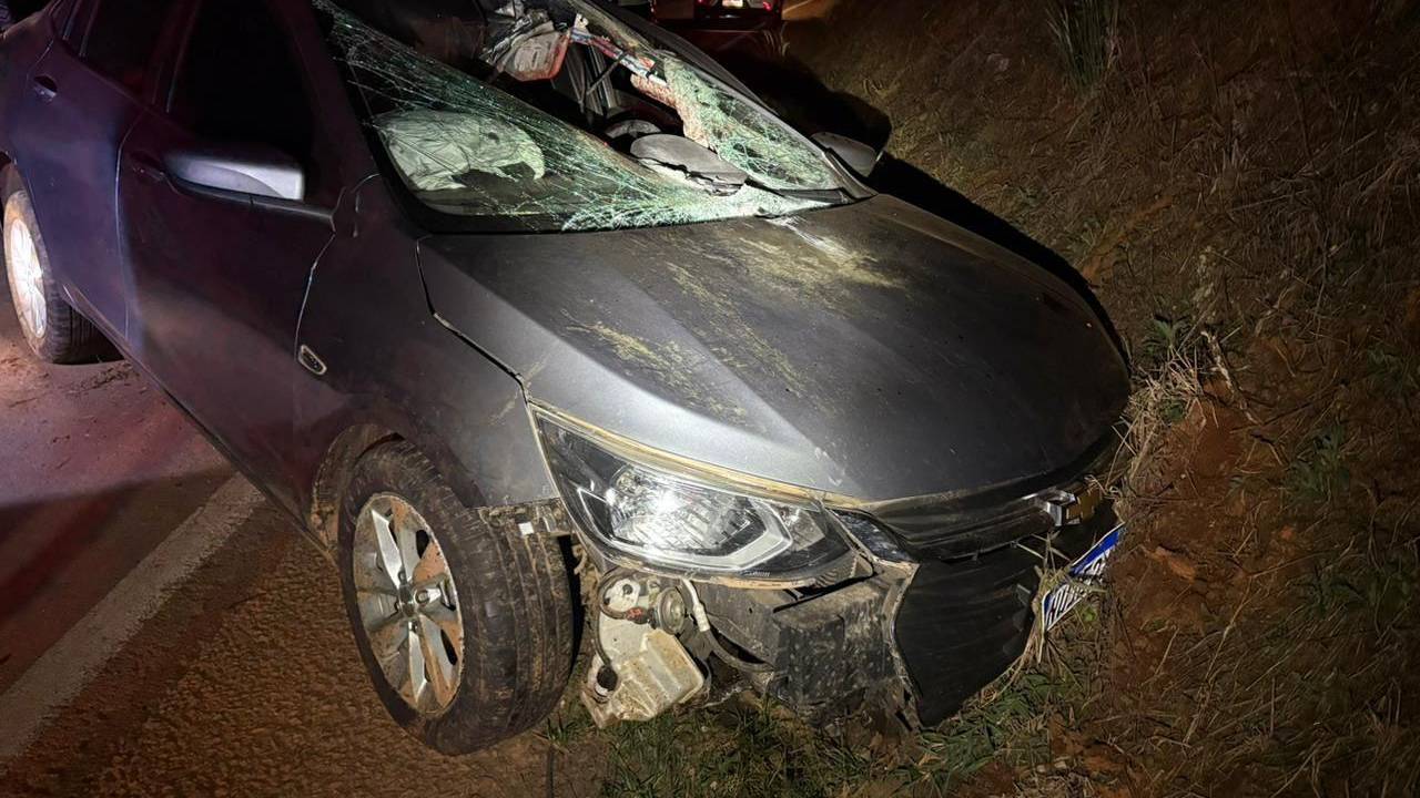 Peça que se soltou de caminhão provoca acidente com morte na MGC-146, em Araxá