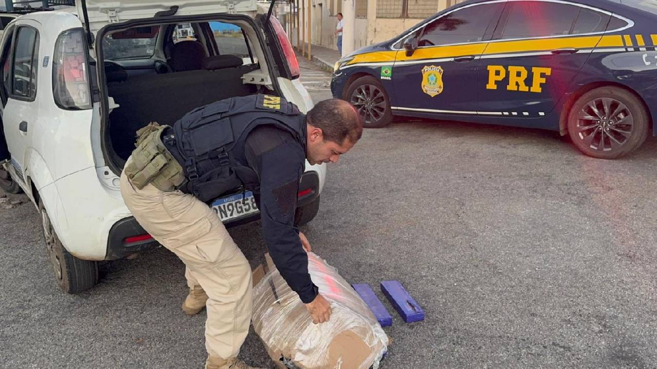 PRF apreende 35kg de maconha em veículo com casal e criança de 3 anos na BR-262