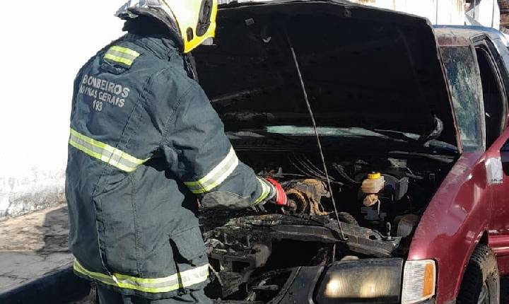 Princípio de incêndio atinge veículo no bairro Domingos Zema, em Araxá