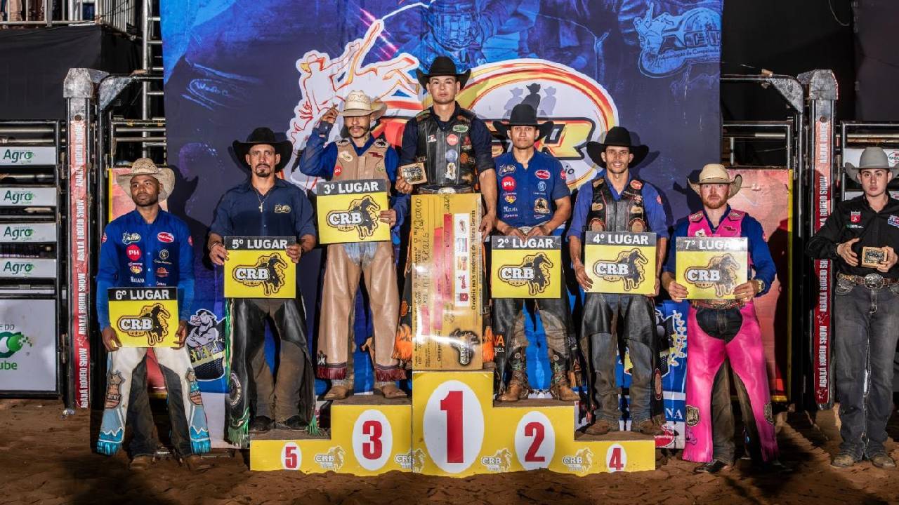 Vinícius Arcanjo é o grande campeão do rodeio do Araxá Rodeio Show