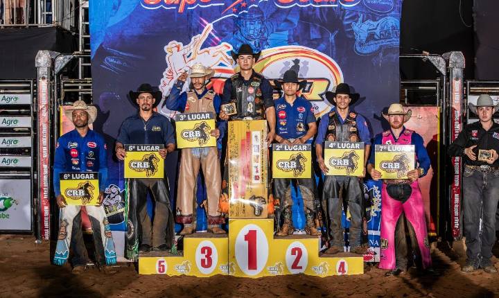Vinícius Arcanjo é o grande campeão do rodeio do Araxá Rodeio Show