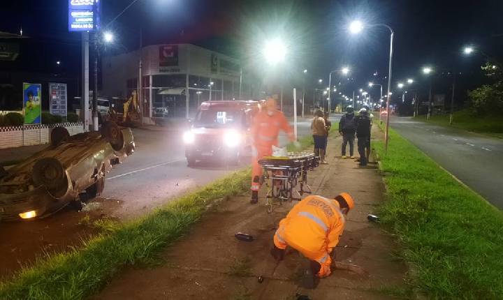 Vítimas são arremessadas durante capotamento de veículo em Araxá