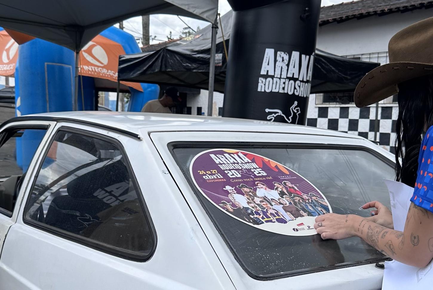 Araxá Rodeio Show faz entrega de ingressos a participantes com carros adesivados