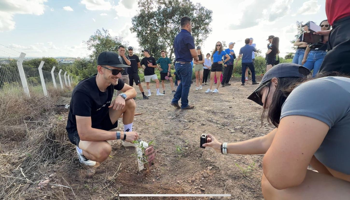 Atletas plantam árvores em Araxá para compensar carbono gerado durante a Copa do Mundo de Mountain Bike