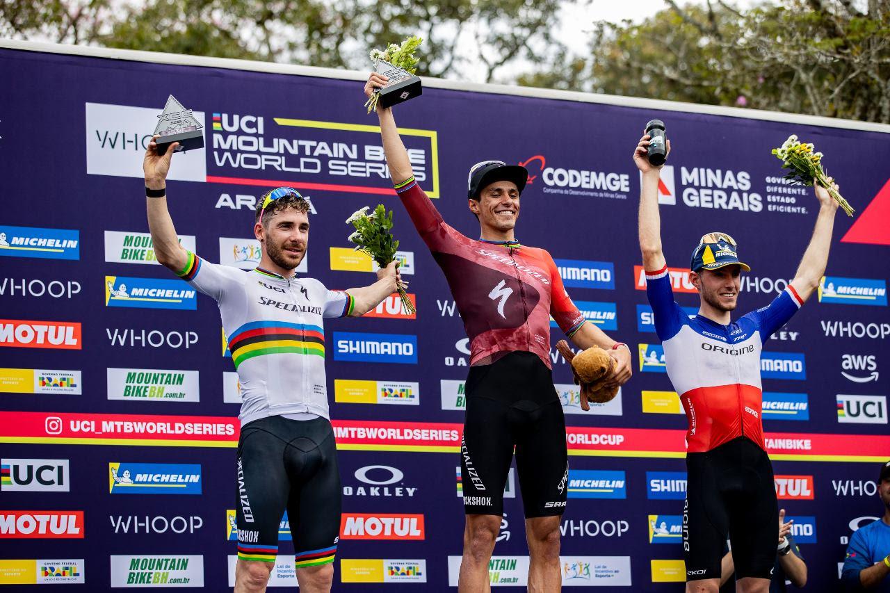 Copa do Mundo de MTB em Araxá: Richards e Blevins reinam no primeiro dia com vitória no Short Track