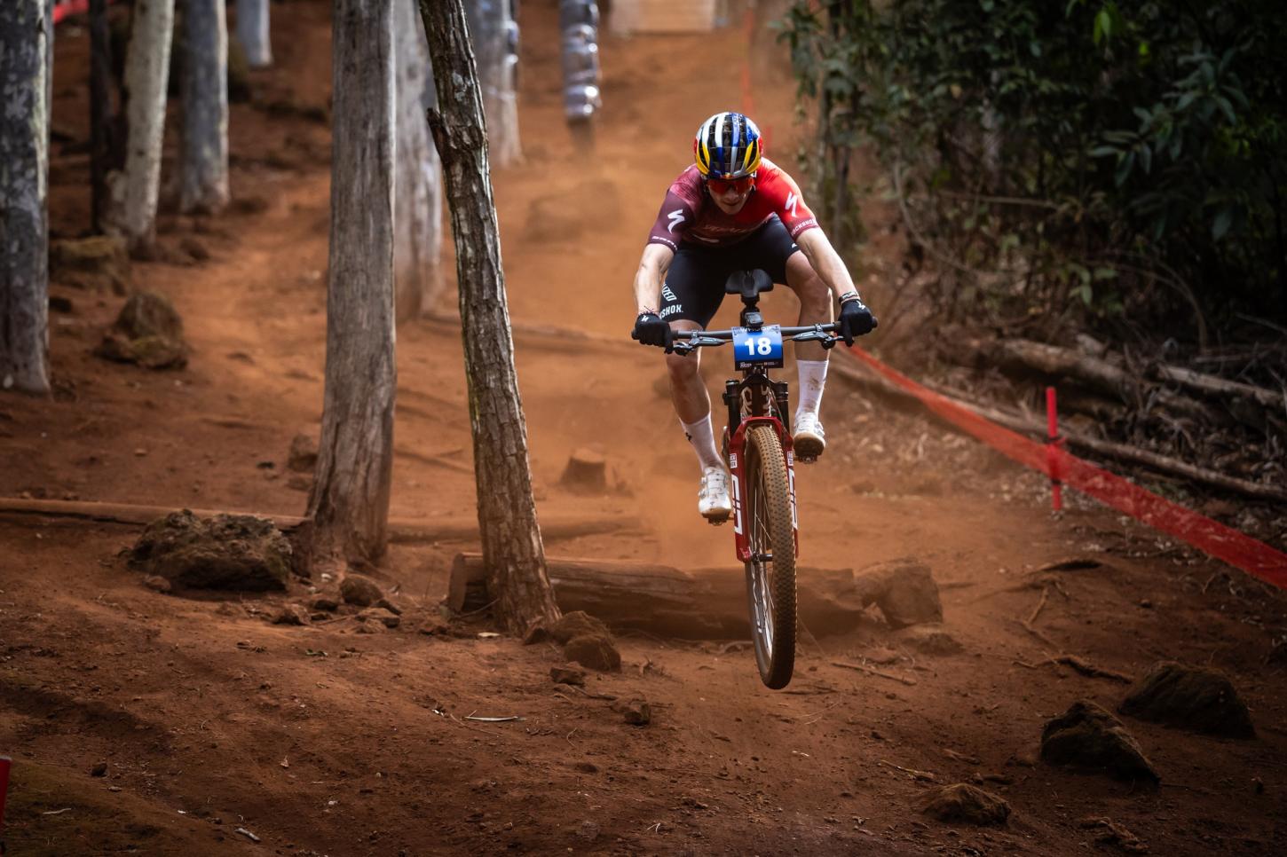 Grandes finais do Cross Country encerram a etapa da Copa do Mundo de MTB em Araxá neste sábado (12)