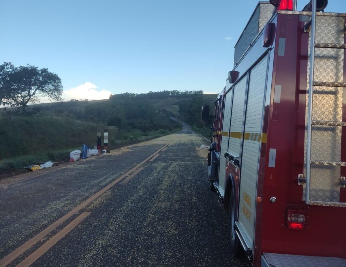 PERIGO DE DERRAPAGEM: Bombeiros retiram soja na pista na “146”