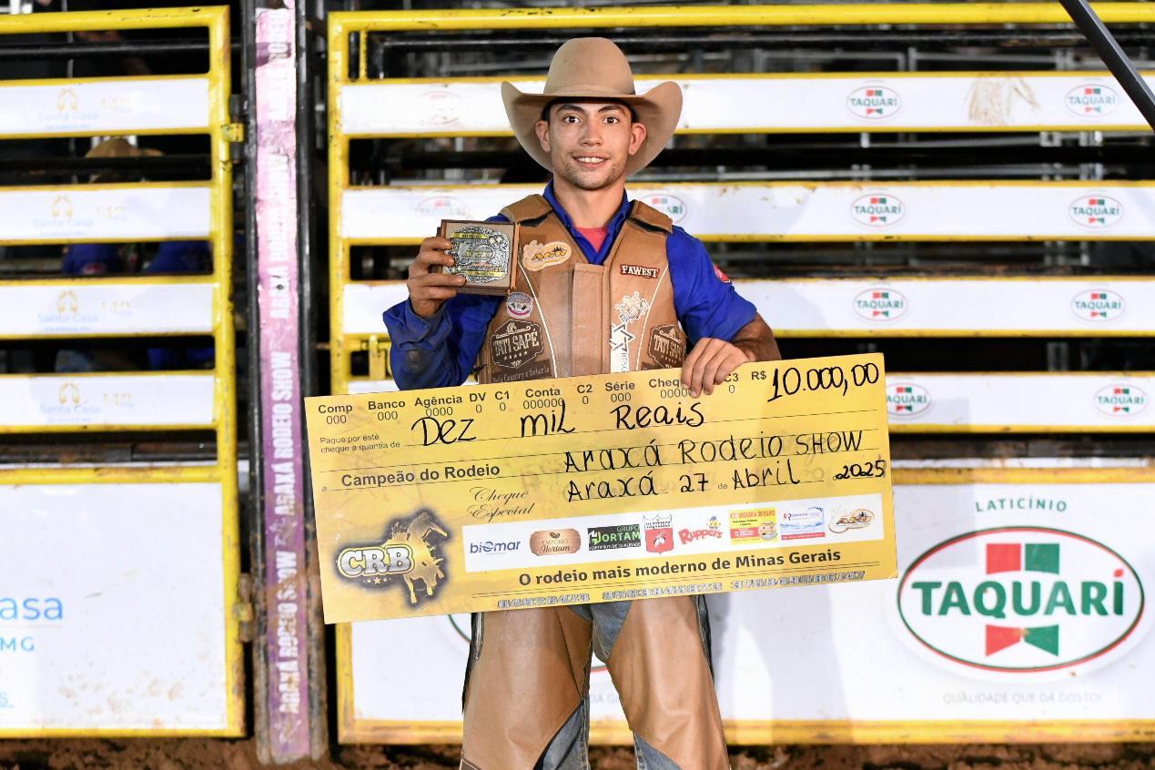 Rafael Pereira é o grande campeão do rodeio do Araxá Rodeio Show