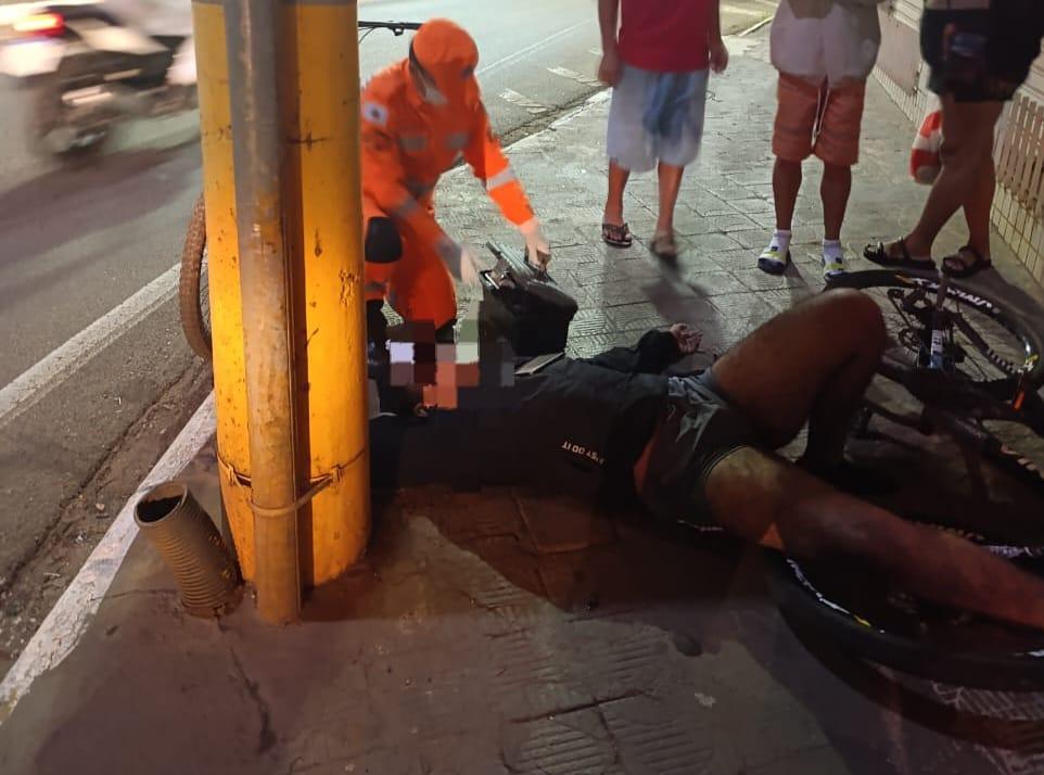 Bicicleta perde o freio e bate em barras de contenção de avenida
