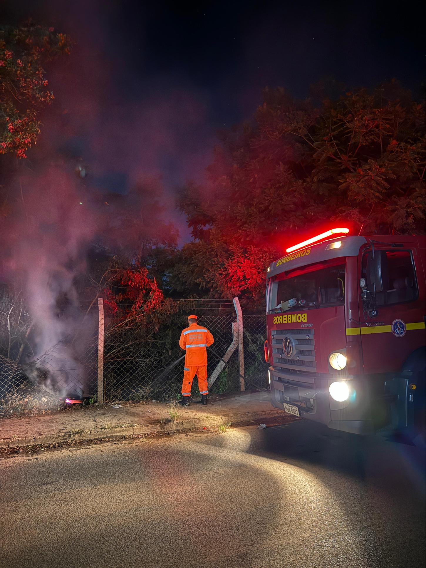 Bombeiros combatem incêndio em mata no bairro Max Neumann