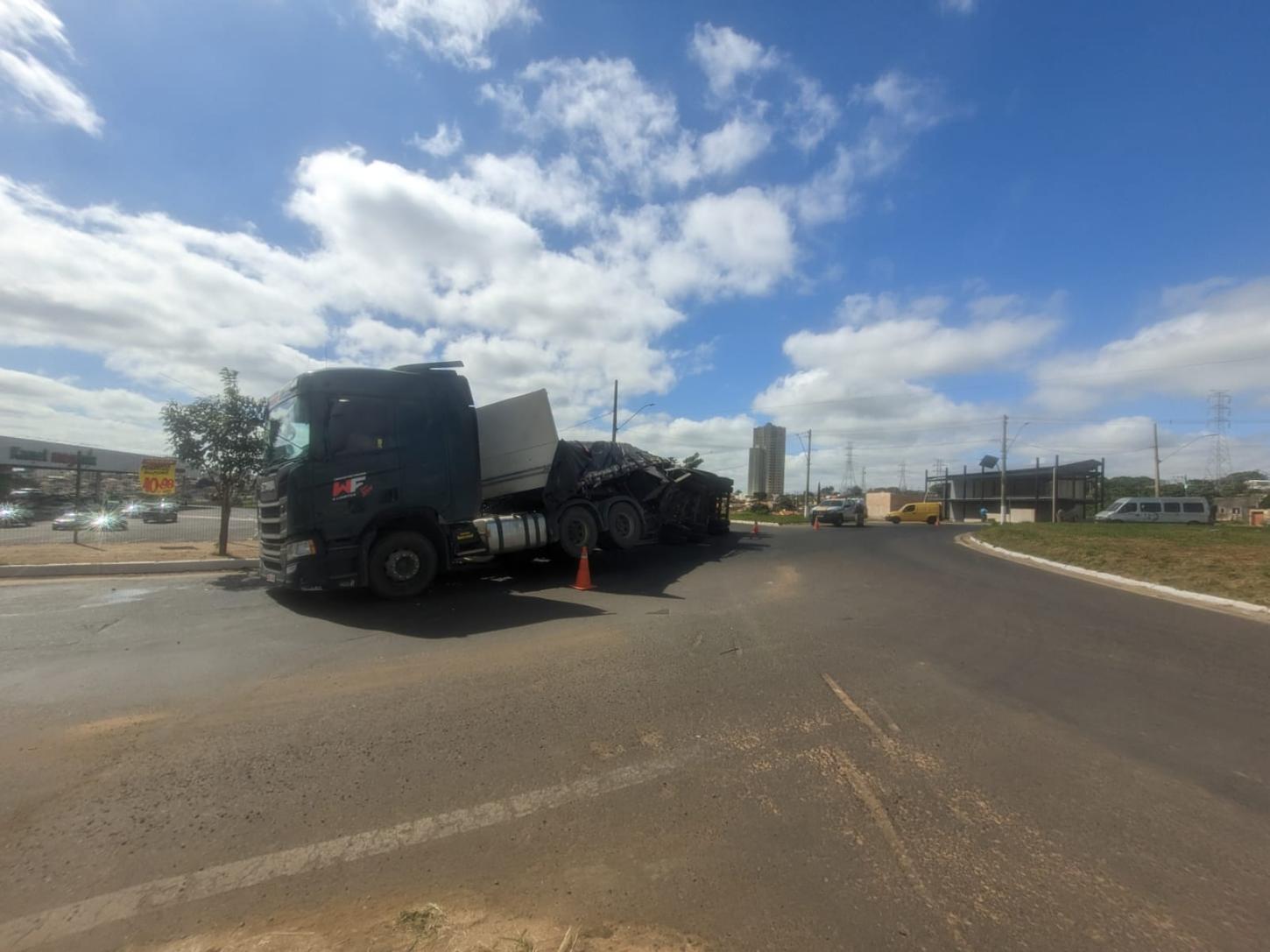 Caminhão carregado com celulose tomba em rotatória de Araxá