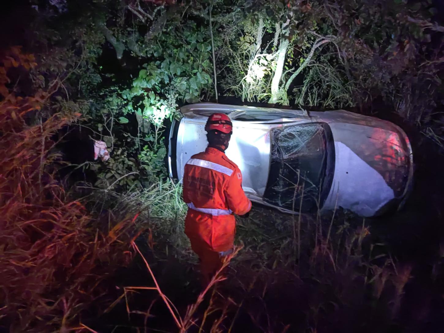 Carro capota e motorista é lançado para fora do veículo em Araxá