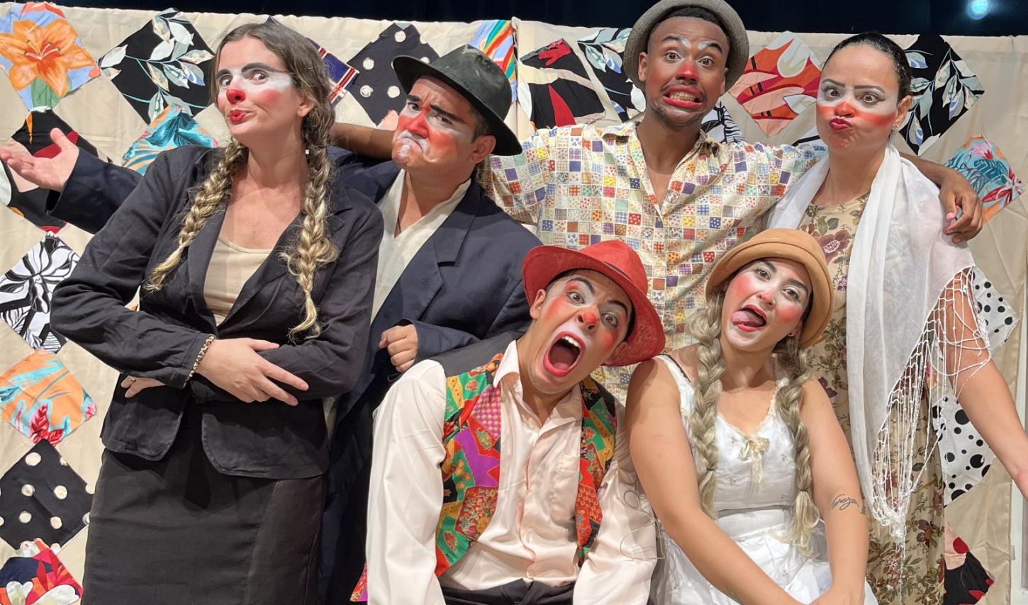 Cia Deu Na Telha apresenta espetáculo ‘Retalhos de História’ pelas praças de Araxá