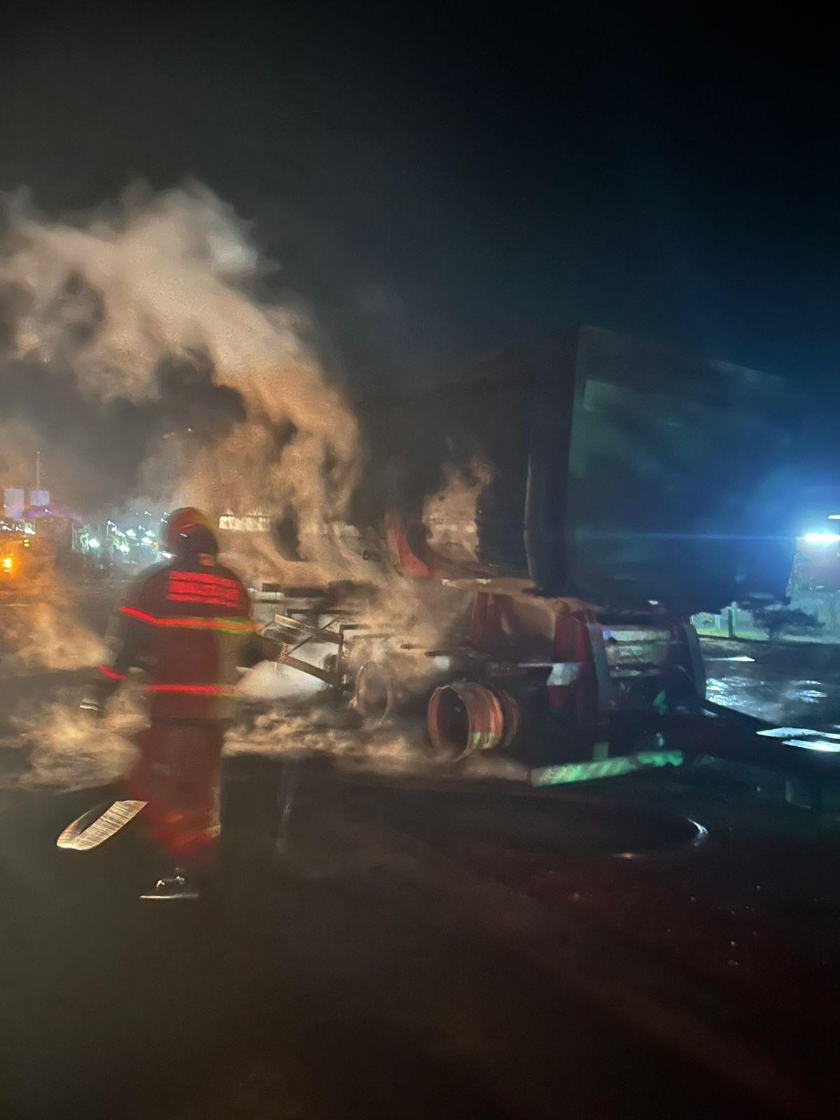 Incêndio atinge carreta bitrem em rodovia de Ibiá