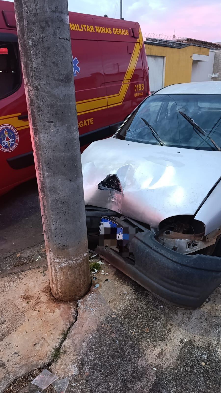 Motorista é encontrado dormindo após bater carro em poste