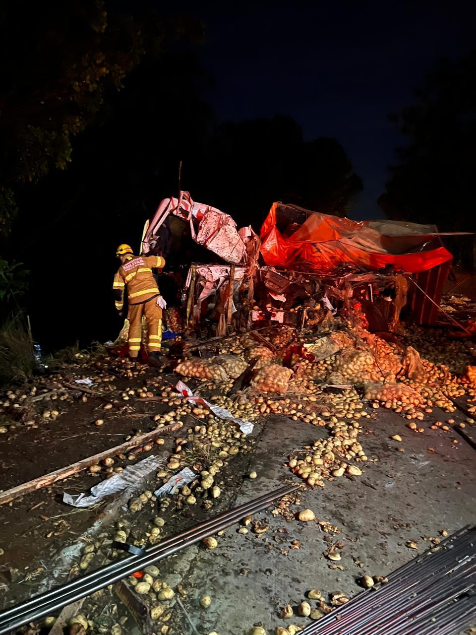 Acidente envolvendo caminhões na BR-262 mobiliza bombeiros