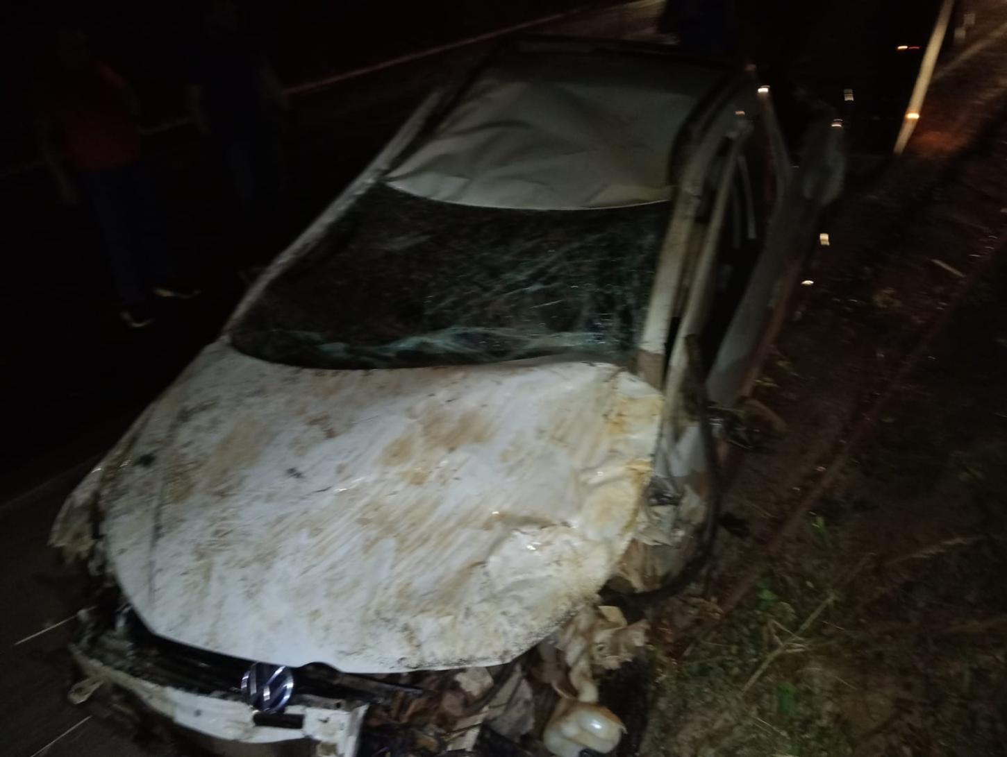 Aquaplanagem causa capotamento na BR-352 e deixa casal ferido