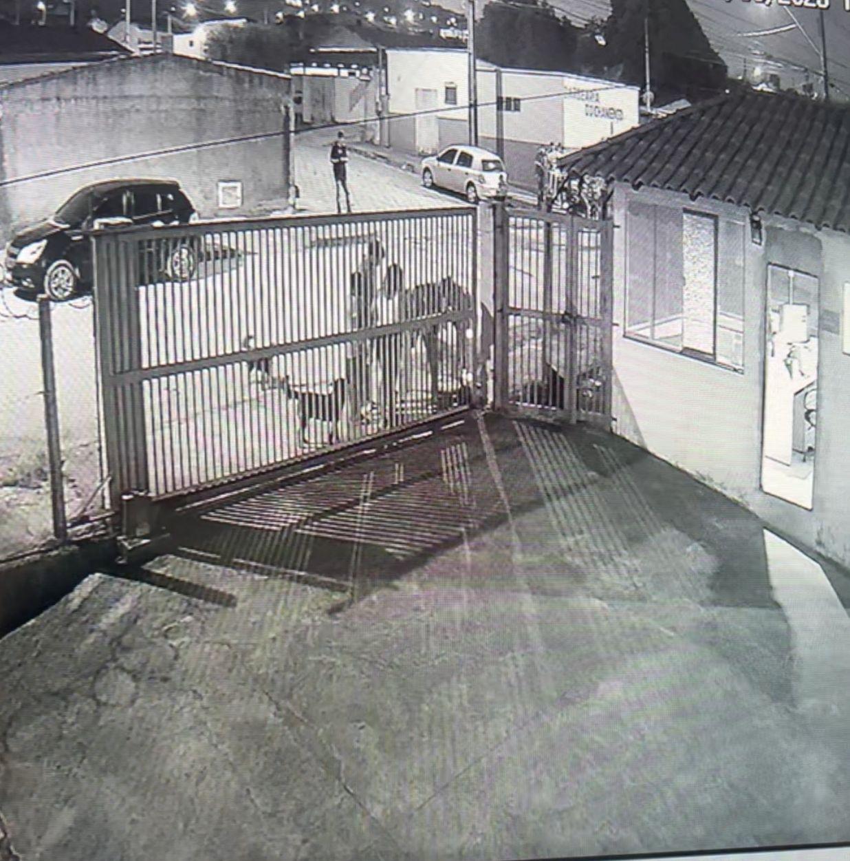 Bebê engasgado é salvo por bombeiros