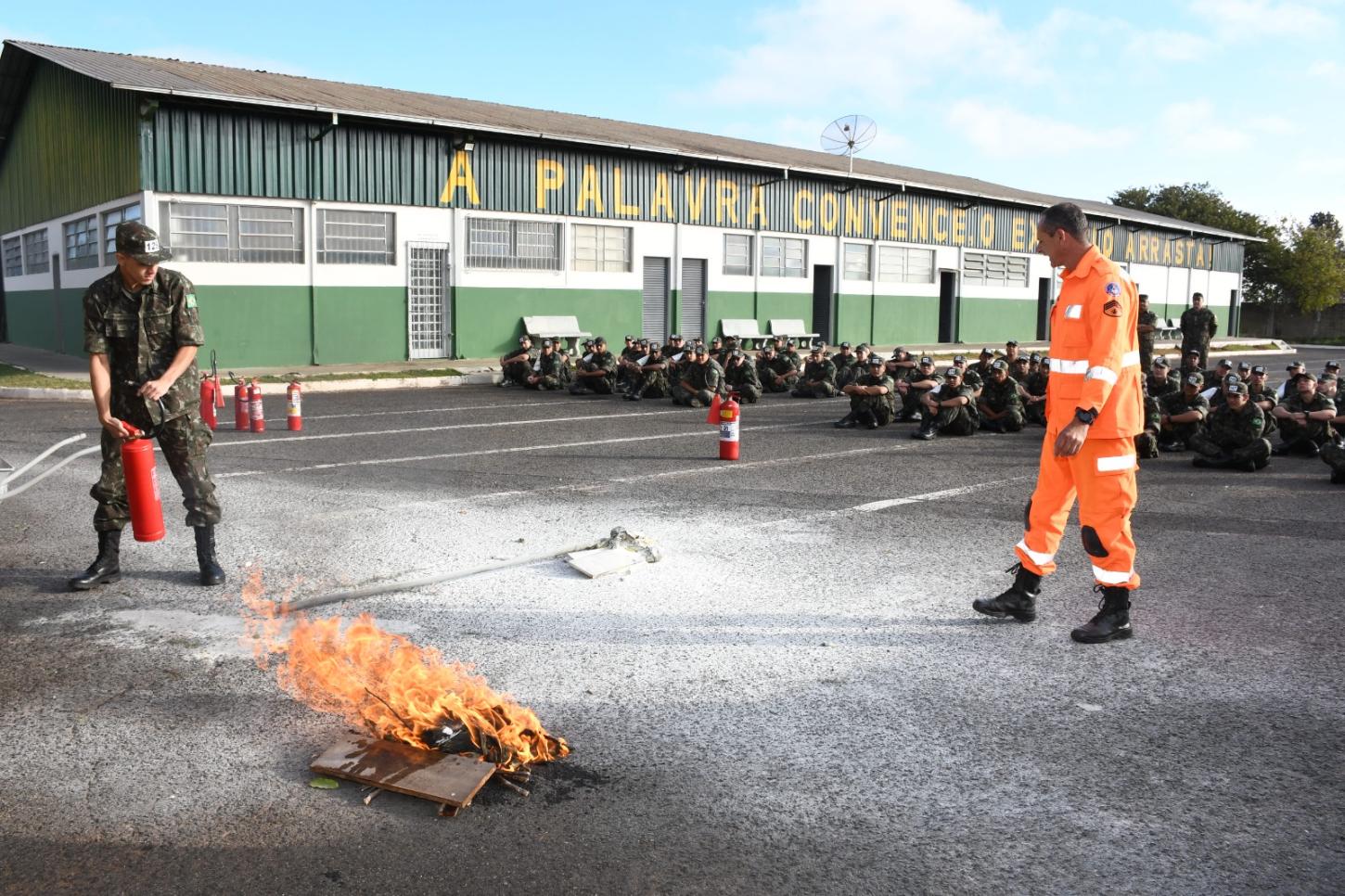 Bombeiros de Araxá treinam atiradores do Tiro de Guerra em primeiros socorros e combate a incêndios