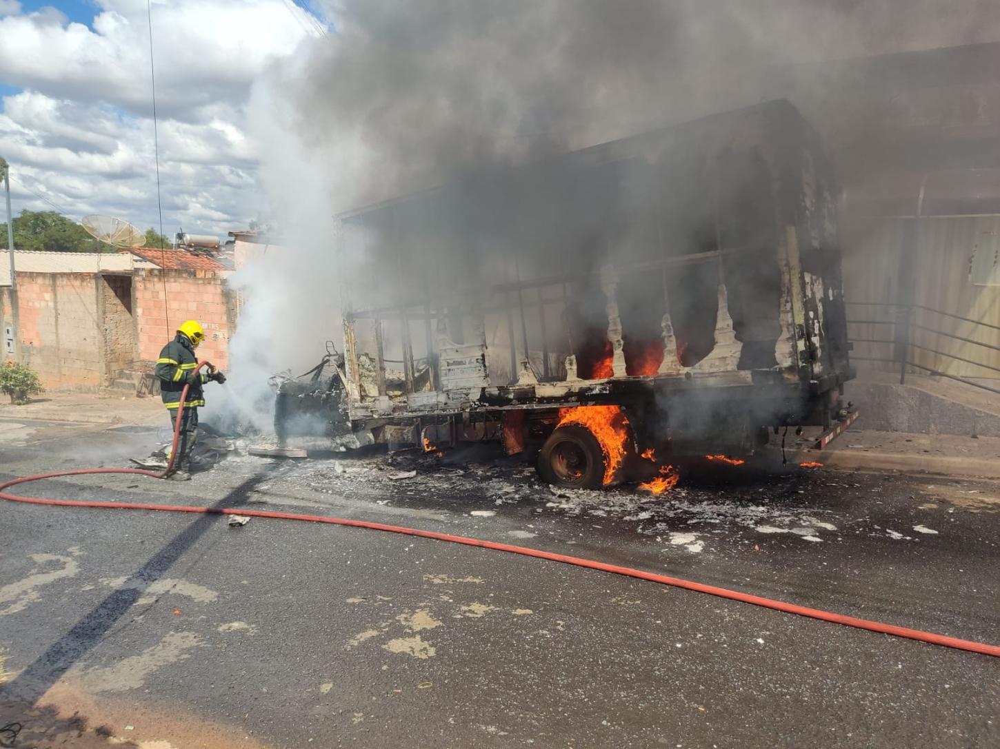 Caminhão pega fogo e cabo de energia rompido agrava risco no bairro Max Newman