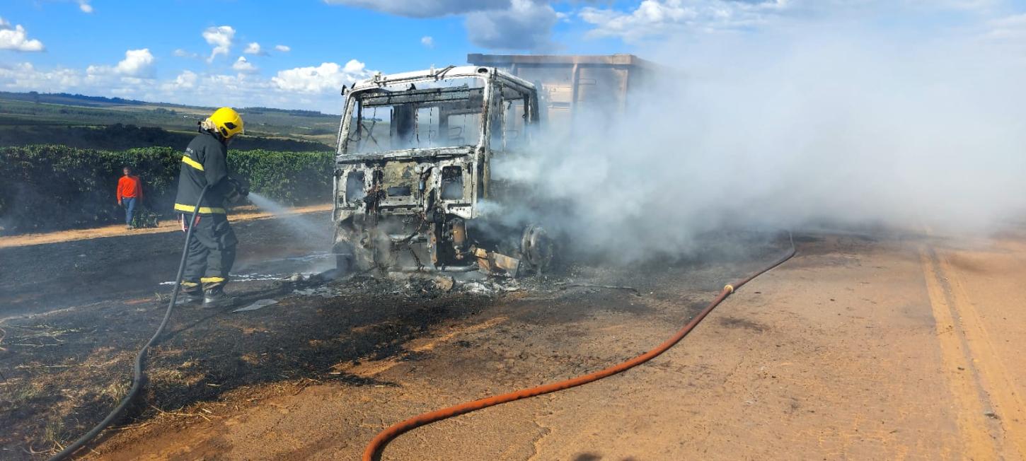 Caminhão pega fogo e fica destruído na MG-188