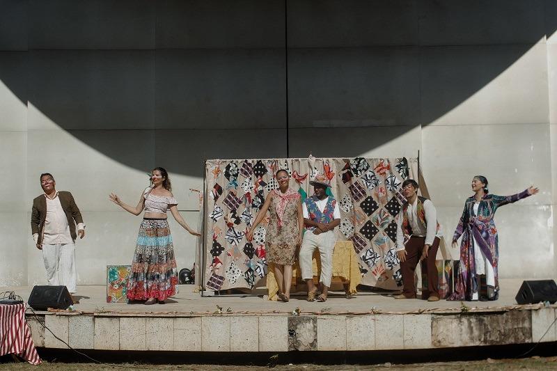 Cia Deu Na Telha leva teatro para praças e encanta crianças e adultos com Retalhos de História