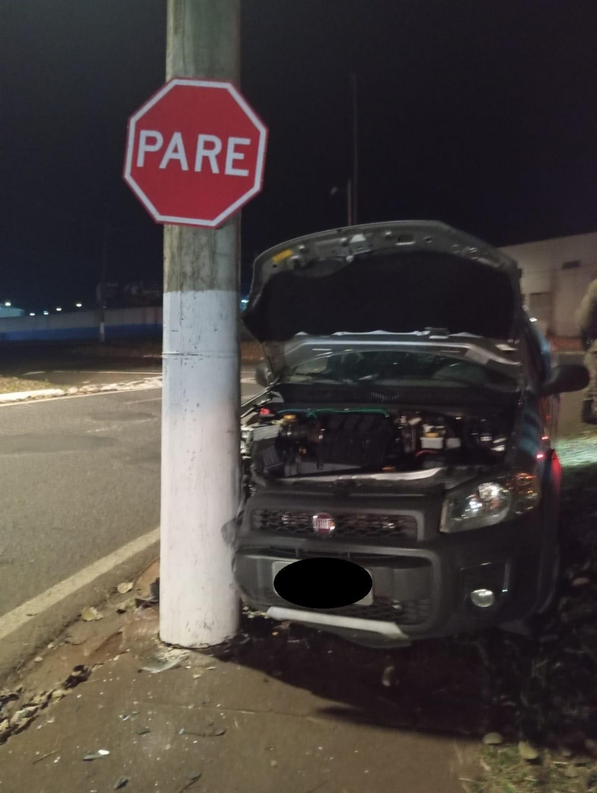 Colisão contra poste deixa motorista ferido; vítima estava sem cinto