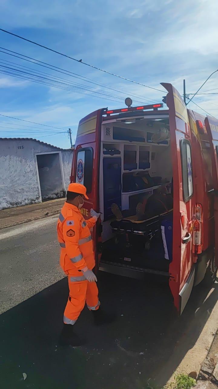 Homem cai de escada enquanto trabalhava e é socorrido pelos bombeiros em Araxá