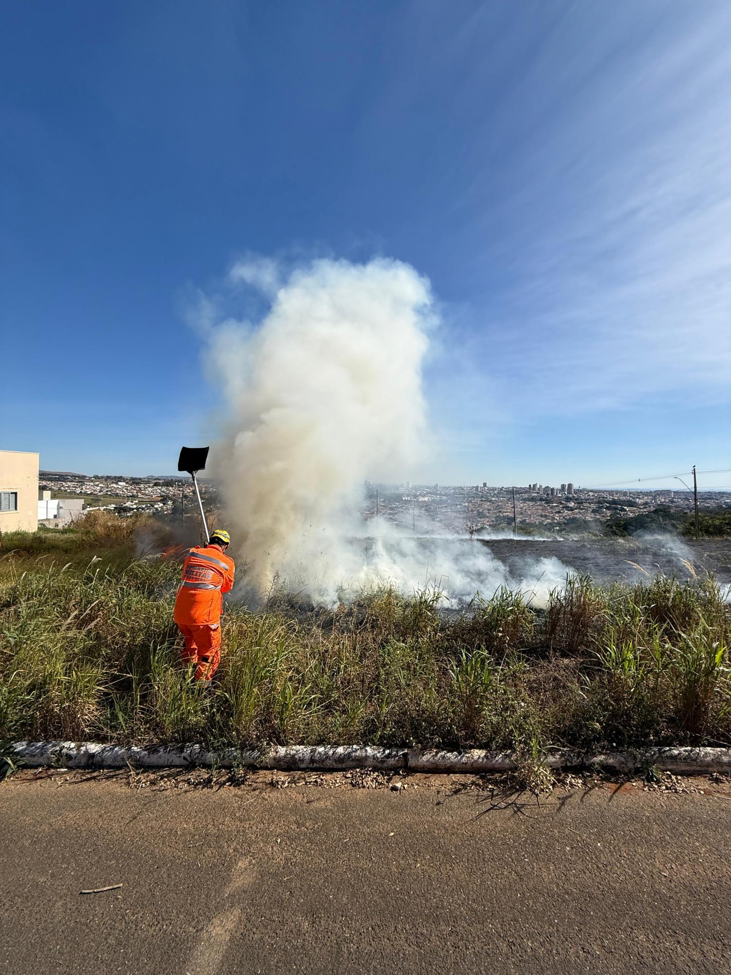 Incêndio atinge lote vago no bairro Veredas do Belvedere