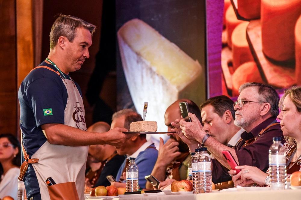 Maior concurso de queijos das Américas reúne jurados de sete países em Minas Gerais