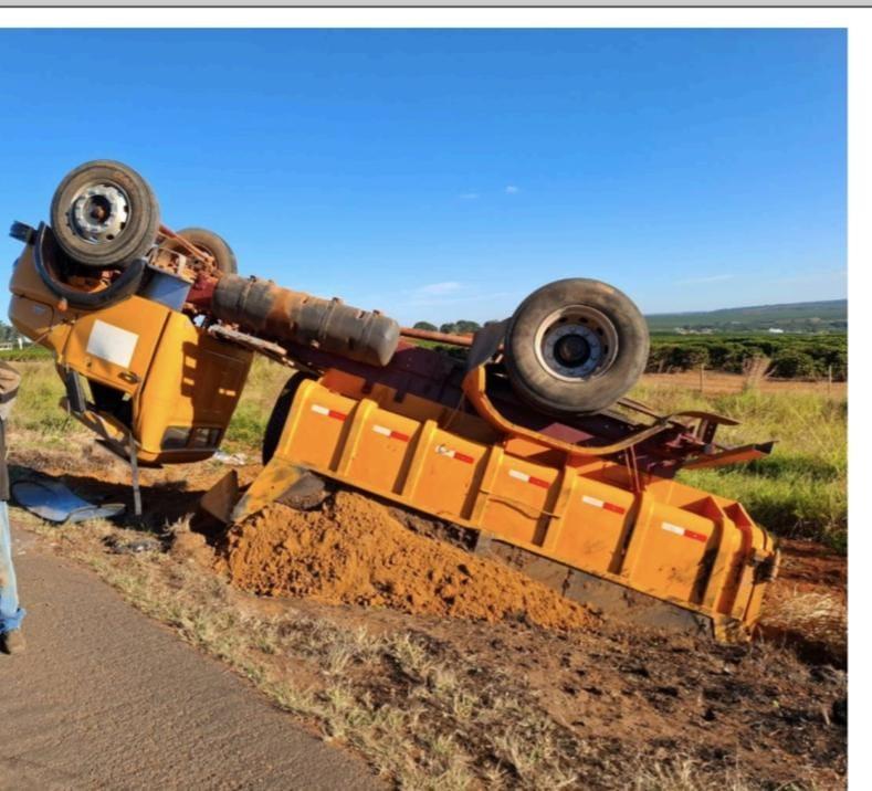 Motorista fica ferido após tombamento de caminhão em Carmo do Paranaíba