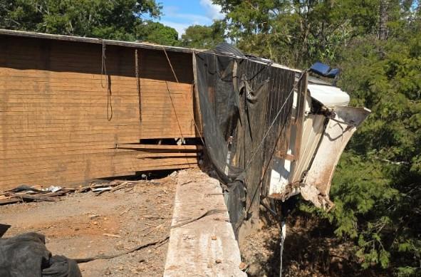Motorista sobrevive após cair de ponte em acidente com carreta na BR-146