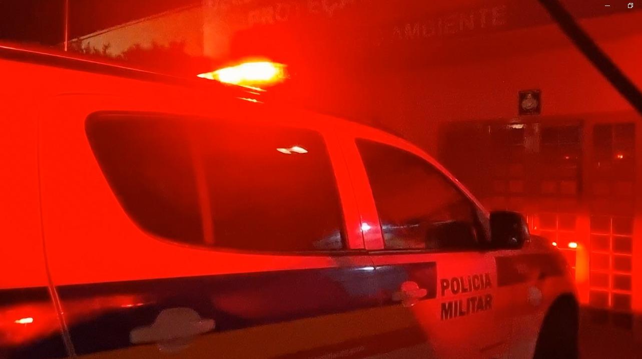 Mulher é derrubada e ameaçada durante assalto em ponto de ônibus