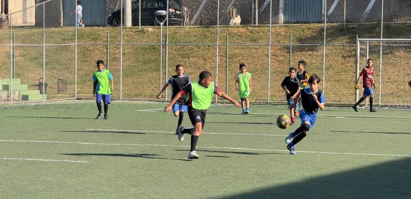 Projeto “Escolinha da Praça” abre inscrições gratuitas para aulas de futsal