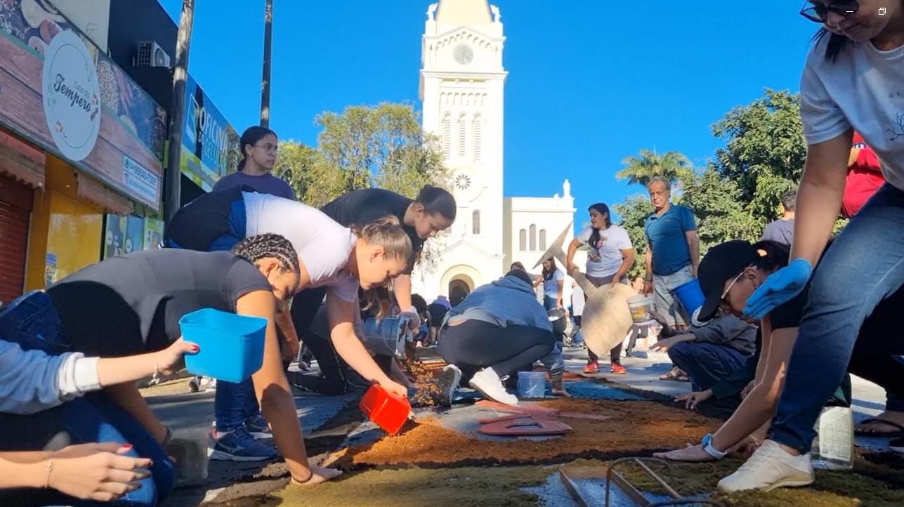 Tapetes de serragem, padre Joãozinho e procissão marcam Corpus Christi em Araxá