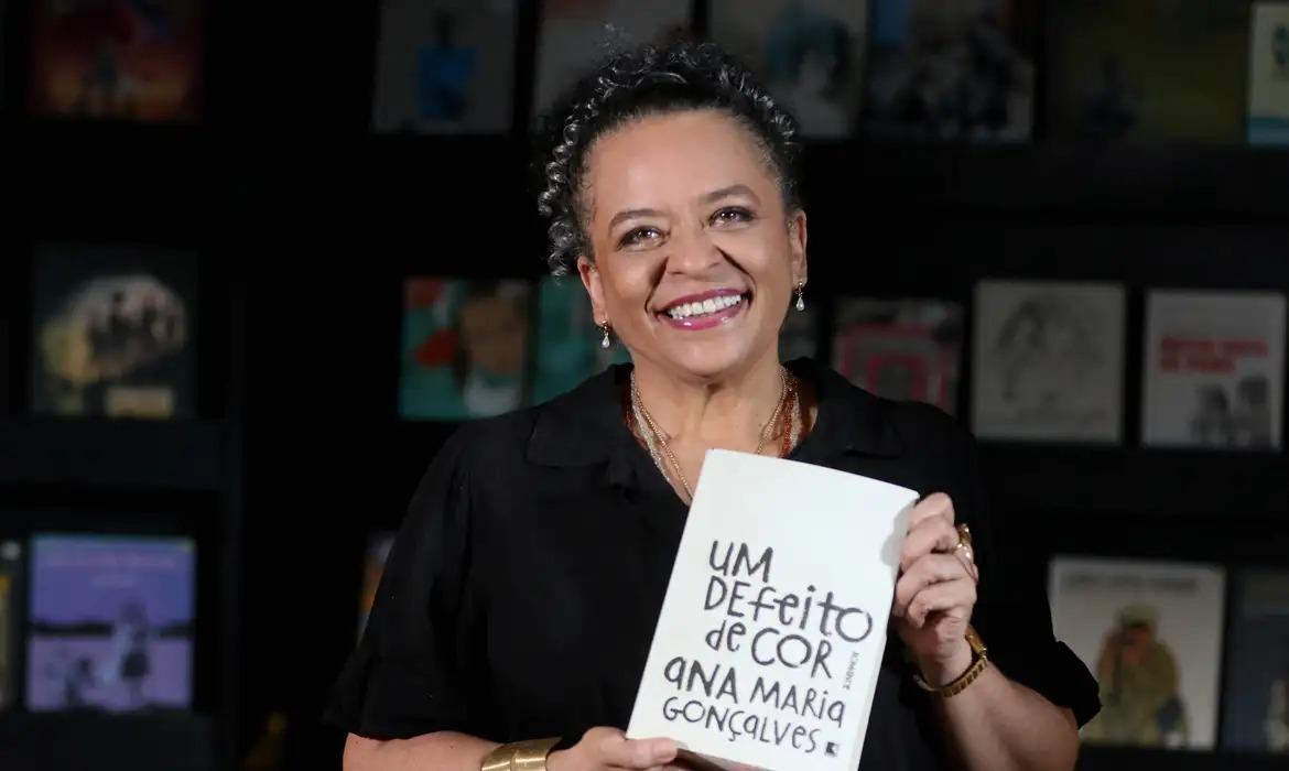 ABL elege ibiaense Ana Maria Gonçalves, primeira mulher negra a virar imortal