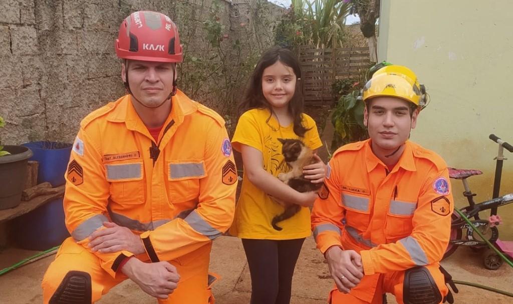 Bombeiros resgatam gato preso em cano subterrâneo em Sacramento (MG)