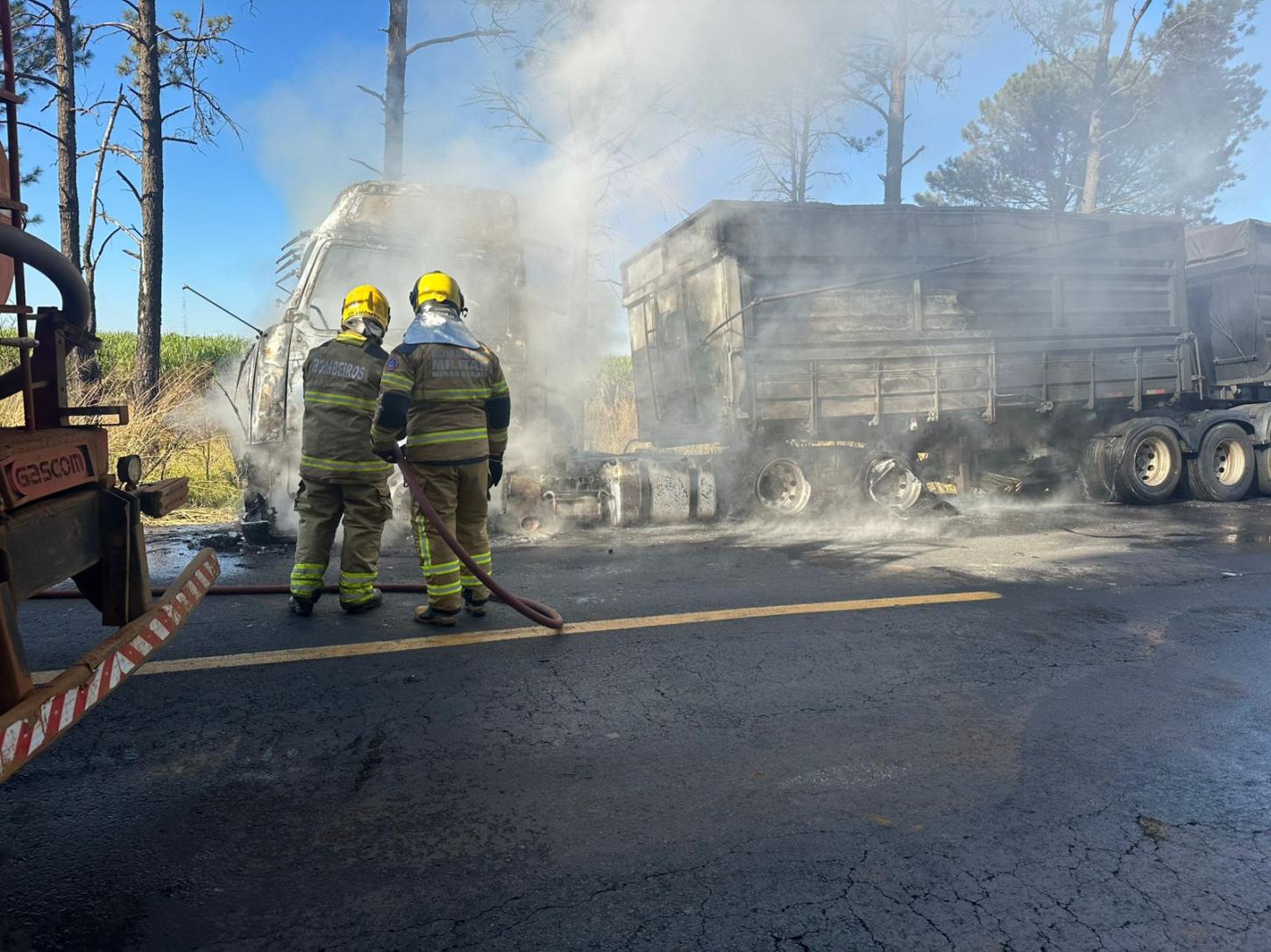 Caminhão bitrem pega fogo na BR-262 entre Uberaba e Araxá